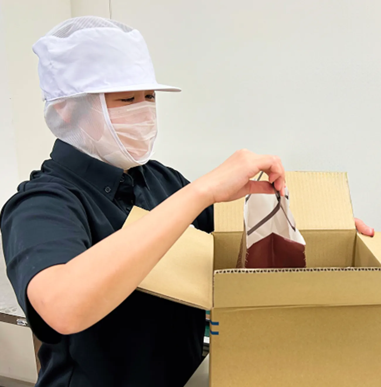 工場で作業をする女性