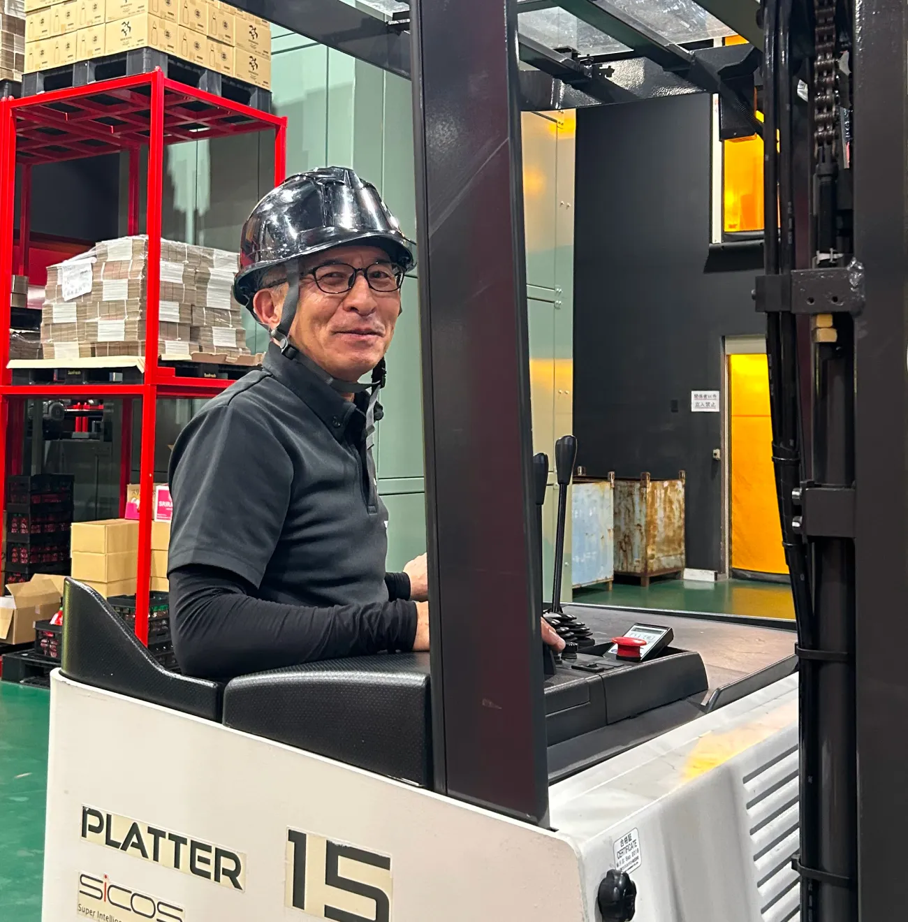 機械を動かす男性