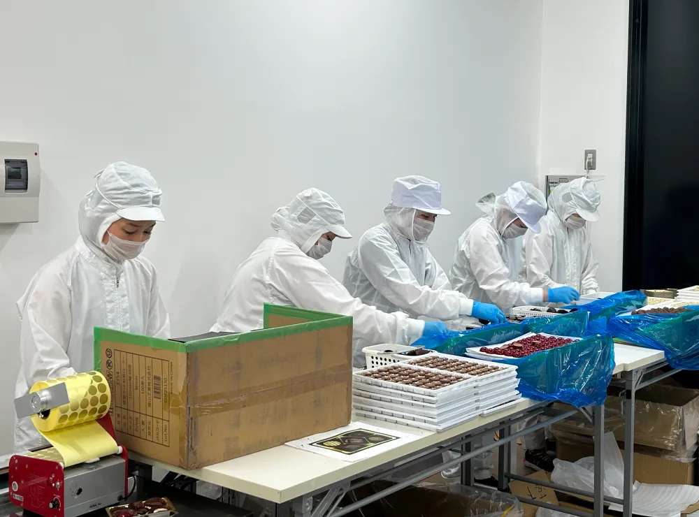 工場内で作業をする人たち