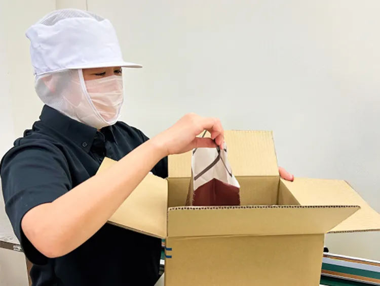 工場で作業をする女性